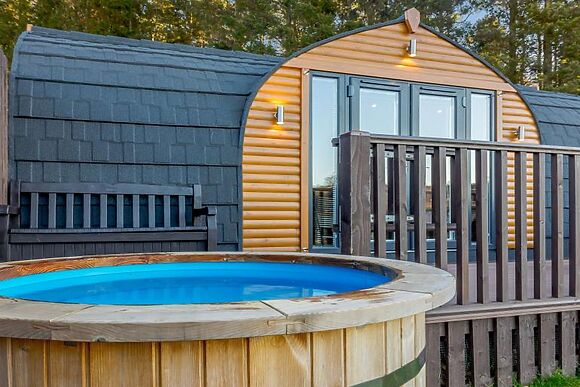 1-Bedroom Hot Tub Cabin in Kirriemuir, Kirriemuir