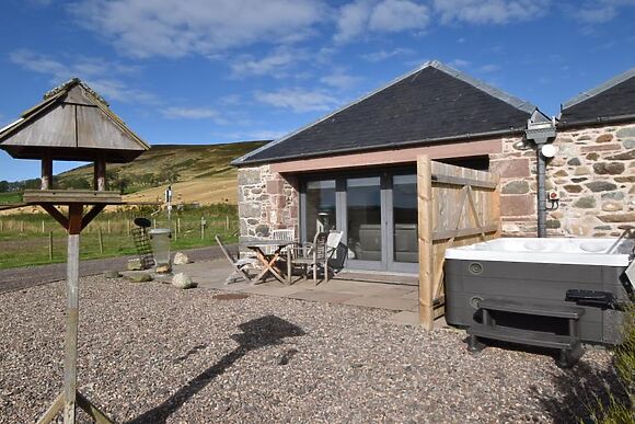 2-Bedroom Hot Tub Barn in Lintrathen, Lintrathen