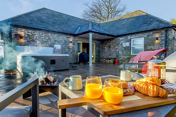 2-Bedroom Hot Tub Cottage in Carmyllie, Carmyllie