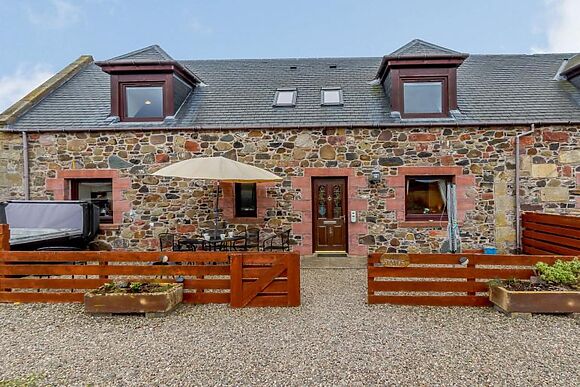2-Bedroom Hot Tub Cottage in Forgandenny, Forgandenny