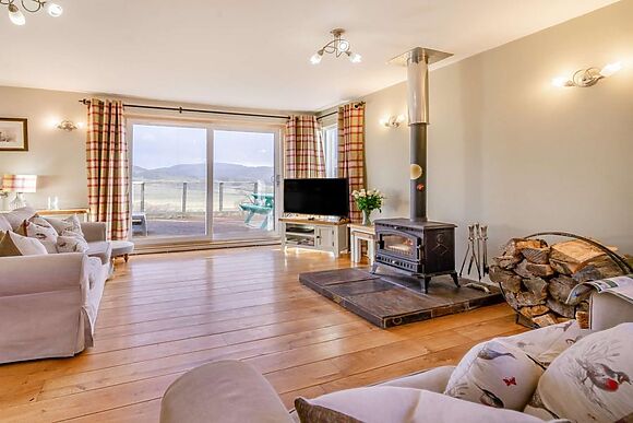2-Bedroom Hot Tub Lodge in Blacklunans, Blacklunans