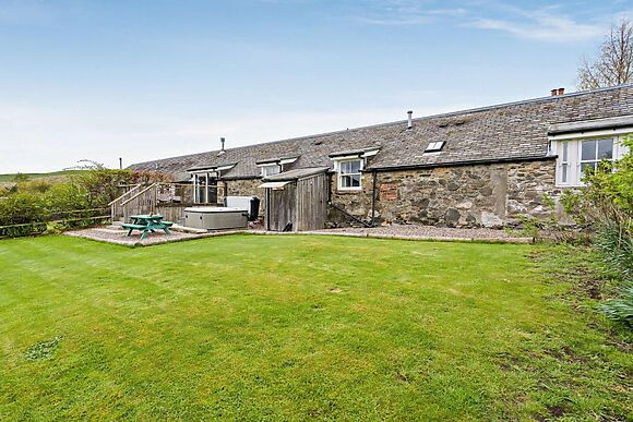 2-Bedroom Lodge with Hot Tub in Blacklunans, Blacklunans