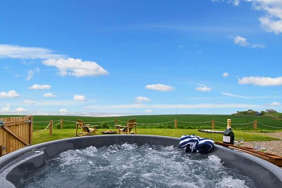 3-Bedroom Hot Tub Cottage in Inverkeilor, Inverkeilor