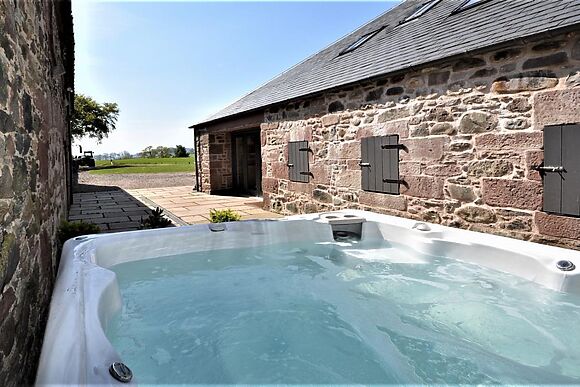 4-Bedroom Hot Tub Barn in Lintrathen, Lintrathen