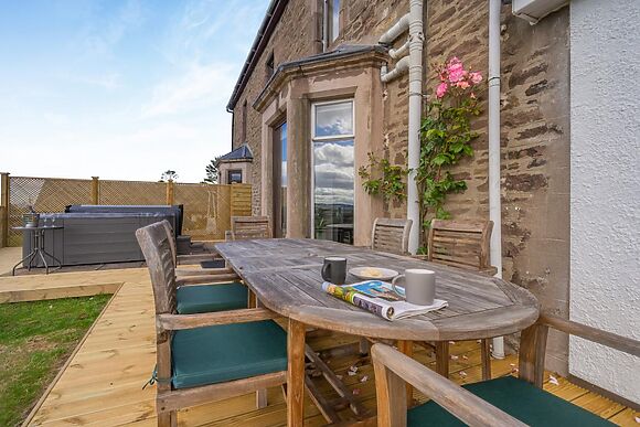 4-Bedroom Hot Tub House in Longforgan, Longforgan