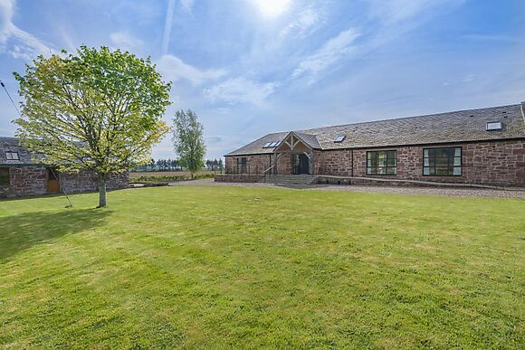 4-Bedroom Hot Tub Lodge in Rattray, Rattray