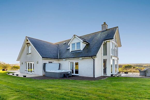 4-Bedroom Hot Tub Lodge in Tannadice, Tannadice
