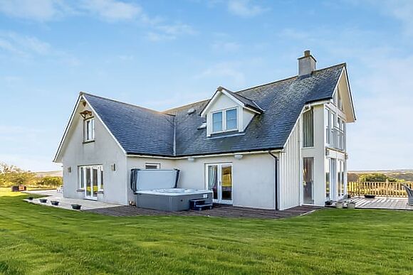 4-Bedroom Hot Tub Lodge in Tannadice, Forfar
